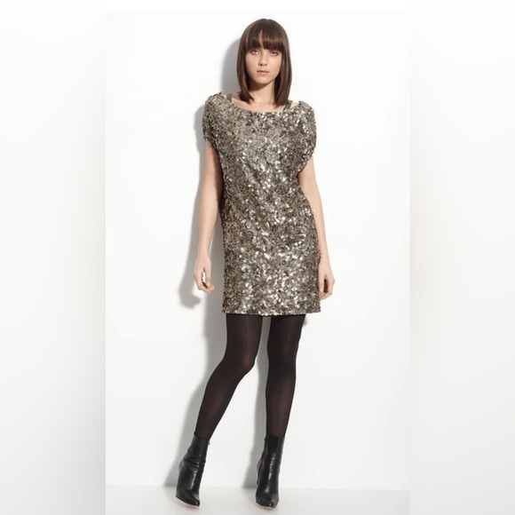 ❤️ VINCE Gold Sequin Drop Shoulder Dress Sz Small Incredible - Picture 1 of 10